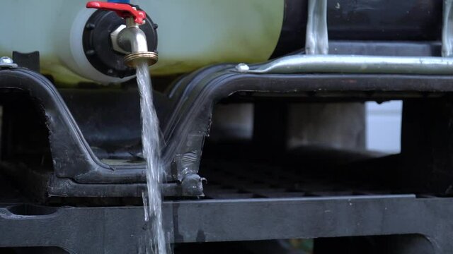 Wasser l&auml;uft aus Wasserhahn