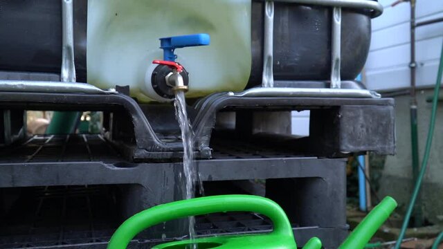 Wasser l&auml;uft aus Wasserhahn