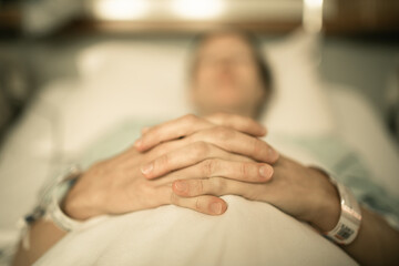 Obraz na płótnie Canvas sick woman lying in hospital bed 