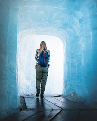 Junge Frau läuft durch den Rhone Gletscher und erkundet das Unbekannte 
