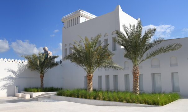 Strahlend wei&szlig;es Qasr Al Hosn vor strahlend wei&szlig;em Himmel