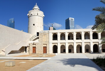 Obraz premium Innenhof des Qasr Al Hosn mit Hochhäusern im Hintergrund