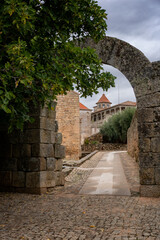 Obraz premium Idanha a velha castle wall entrance with cathedral church on the background, in Portugal