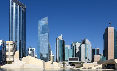 Platz beim Qasr Al Hosn mit gigantischer Skyline von Abu Dhabi im Hintergrund