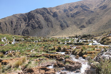 La monta&ntilde;a y el lago