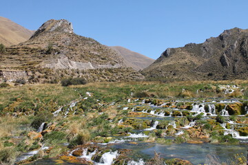 Monta&ntilde;a y lago
