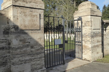 Der Eingang zum englischen Friedhof auf dem Kölner Südfriedhof. Metallgitter zwischen hellen...