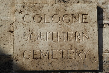 Auf Stein eingravierter Schriftzug: "Cologne Southern Cemetery". Eingangsschild am öffenltichen Kölner Südfriedhof: Englischer Friedhof.