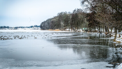 Brzeg więcborskiego jeziora zimą