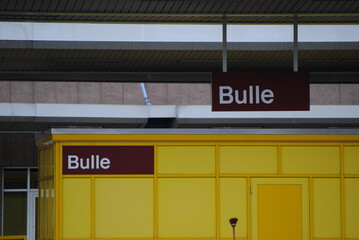 Panneau de la gare de Bulle dans le canton de Fribourg en Suisse, Europe