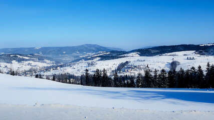 Fototapeta na wymiar Widok panorama gór zimą