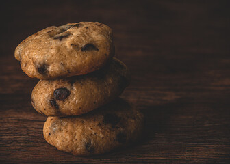 Galletitas de con chispas de chocolate, con la tecnica fotográfica del claroscuro. 