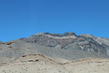 Fototapeta na wymiar Hitzepol Death Valley Tal des Todes Gebirskette mit hügeligen Canyon und Kratern