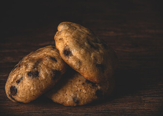 Galletitas de con chispas de chocolate, con la tecnica fotográfica del claroscuro. 