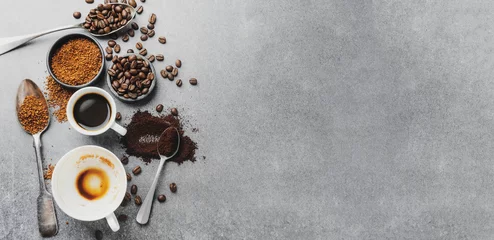Fotobehang Espresso geserveerd in kopjes met koffiebonen © nerudol