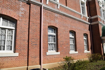 白い窓枠 赤レンガ