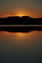 Obraz premium 湖面の反射が美しい手賀沼の夕焼け