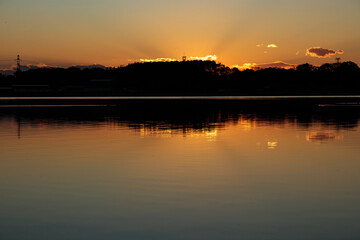 Fototapeta na wymiar 湖面の反射が美しい手賀沼の夕焼け