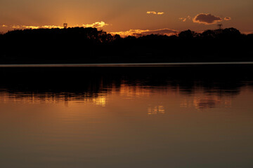 湖面の反射が美しい手賀沼の夕焼け