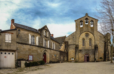 Fototapeta premium Aubazine (Corrèze, France) - Vue panoramique de l'église abbatiale Saint-Etienne
