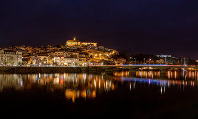 Fototapeta na wymiar Coimbra à noite vista da margem esquerda do Mondego