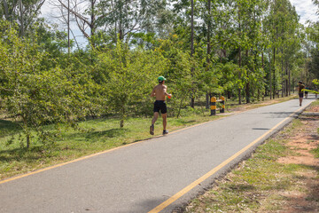 Obraz premium hombre trotando en sendero de ñu guazu luque asunción 