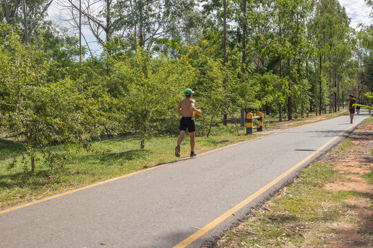 hombre trotando en sendero de &ntilde;u guazu luque asunci&oacute;n 