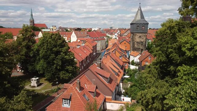 Hildesheim in Niedersachsen mit der Drohne aus der Luft gefilmt, Timelapse (Zeitraffer) in der Altstadt mit guter Aussicht auf Stadt, Sommer, sonnig und warm bei blauem Himmel mit etwas Wolken