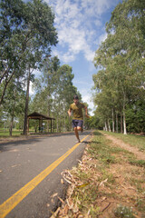 Hombre joven corriendo en sendero de ñuguazu luque asuncion al medio dia con calor