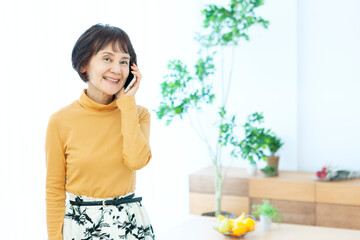 スマートフォンで通話するシニア女性
