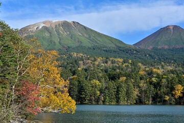 ちょうど見頃の紅葉とオンネトーブルーの湖の情景＠北海道
