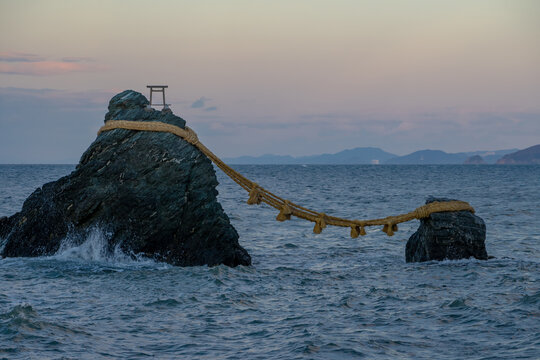 Pedras casadas, Futami.