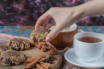 Chocolate crocante cookies with cinnamon flavour and a cup of tea