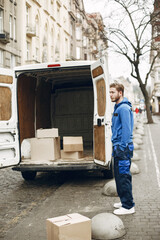 Naklejka premium Man by the truck. Guy in a delivery uniform.