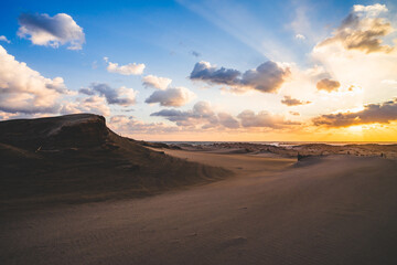 Fototapeta na wymiar 中田島砂丘を照らす美しい夕日