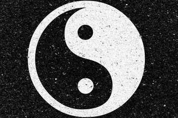 yin yang symbole sur asphalte 