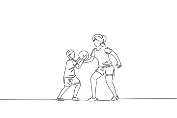 Single continuous line drawing of young mom playing basketball fun with her son at home field. Happy family parenthood concept. Trendy one line draw graphic design vector illustration