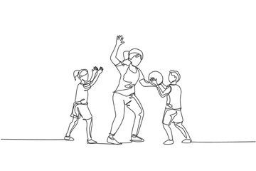 Single continuous line drawing of young mother playing basketball fun with her son and daughter at home field. Happy family parenthood concept. Trendy one line draw design graphic vector illustration