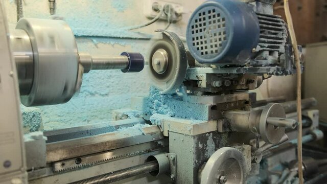 The polyurethane part is rotated on a milling machine and processed.