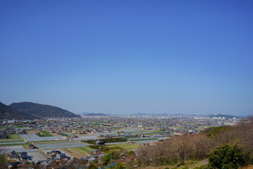 香川県坂出市街並み(遠方に瀬戸内海と瀬戸大橋)