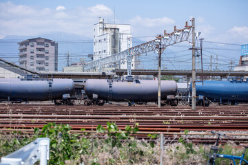 Naklejka premium 踏み切り上にタンク車が並んでいる