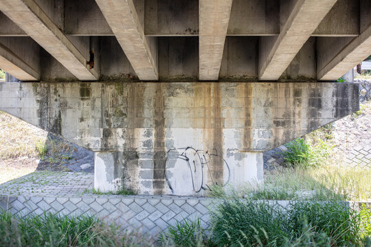 古くなって壊れそうなコンクリートの橋の一部