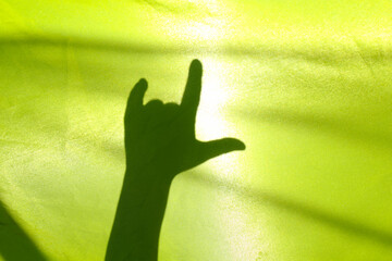 Handzeichen auf gr&uuml;nem Hintergrund