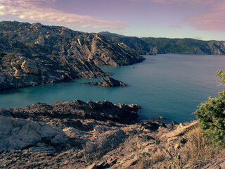Agua azul turquesa rodeada de un paisaje agreste  en cala Ravener, en el Parque Natural de Cap de Creus. 