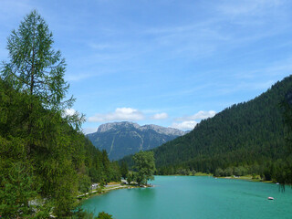 Der Pillersee in Tirol mit der Steinplatte im Hintergrund.