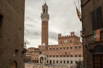 Obraz premium View to Siena to campanille Torre del Mangia on piazza del Campo