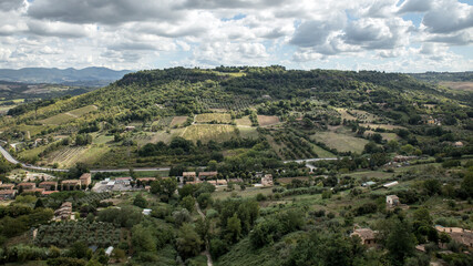 Obraz premium Very beautiful rural landscape in Tuscany, north Italy during summer.