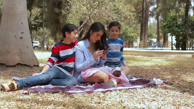familia pasa un día al aire libre en parque