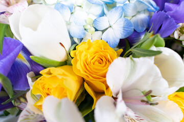 Mixed flower arrangement: various flowers in different colors for a wedding