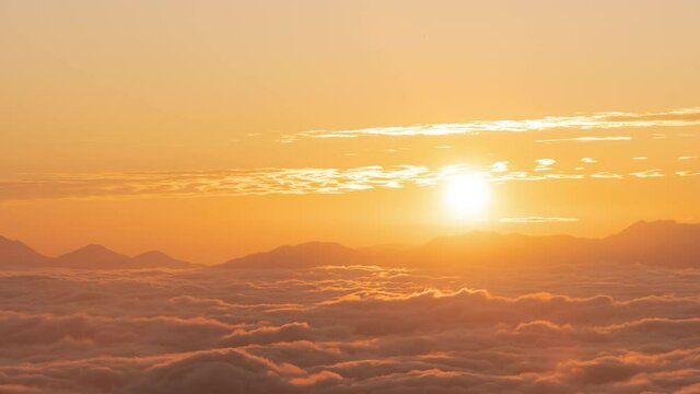 雲海越しに空に昇る朝日のタイムラプス映像